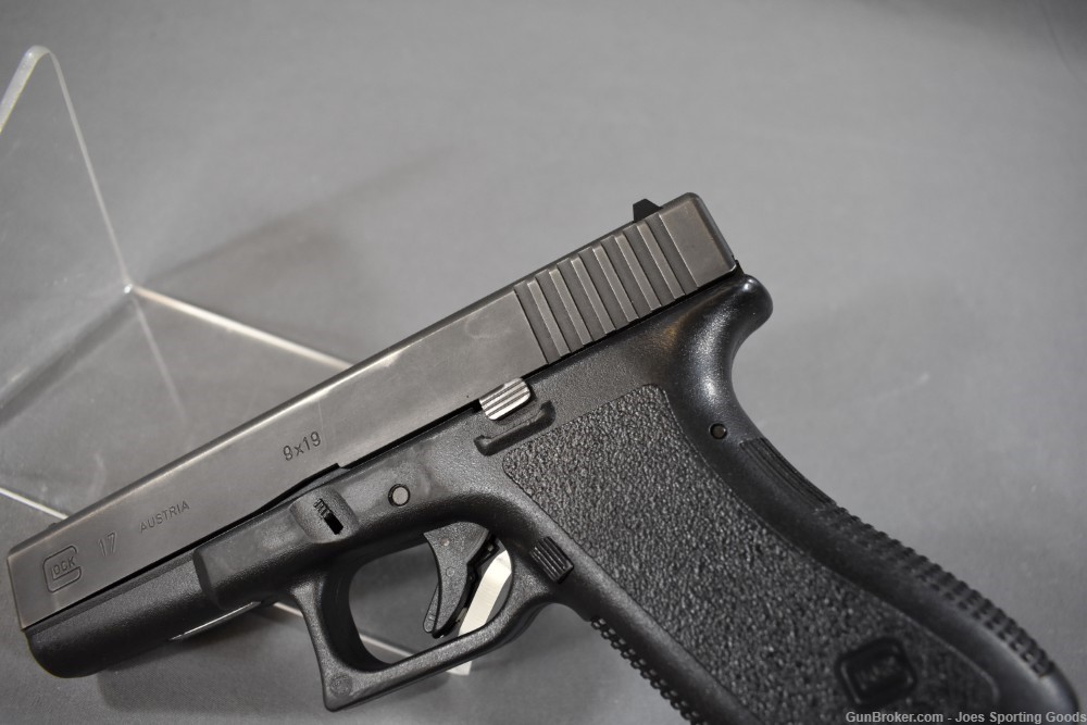 Glock 17 - 9mm Semi Automatic Pistol w/ 3 Magazines & Holster-img-6