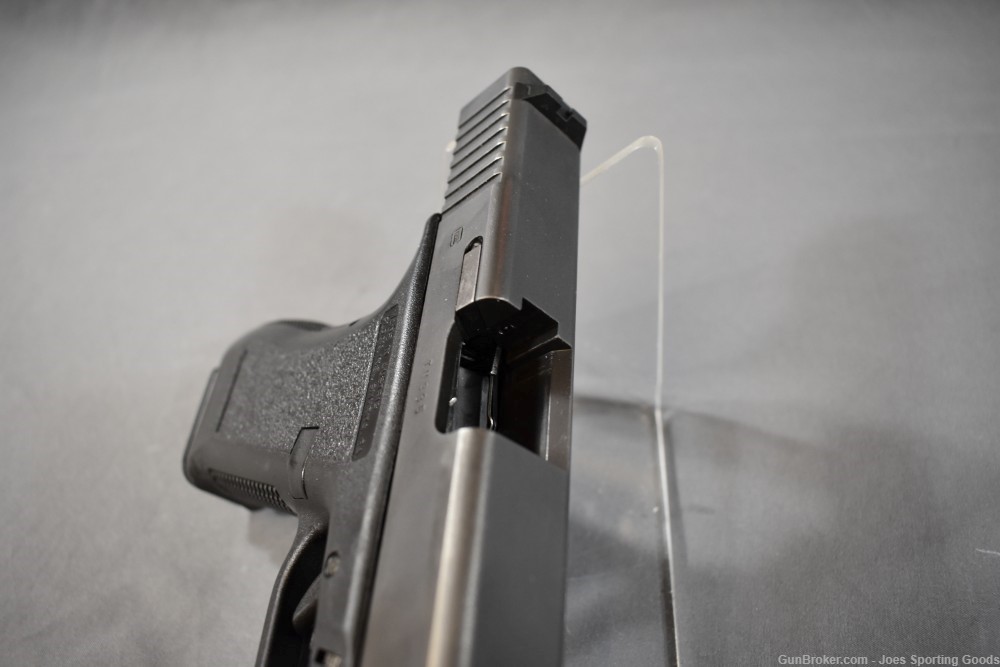 Glock 17 - 9mm Semi Automatic Pistol w/ 3 Magazines & Holster-img-10