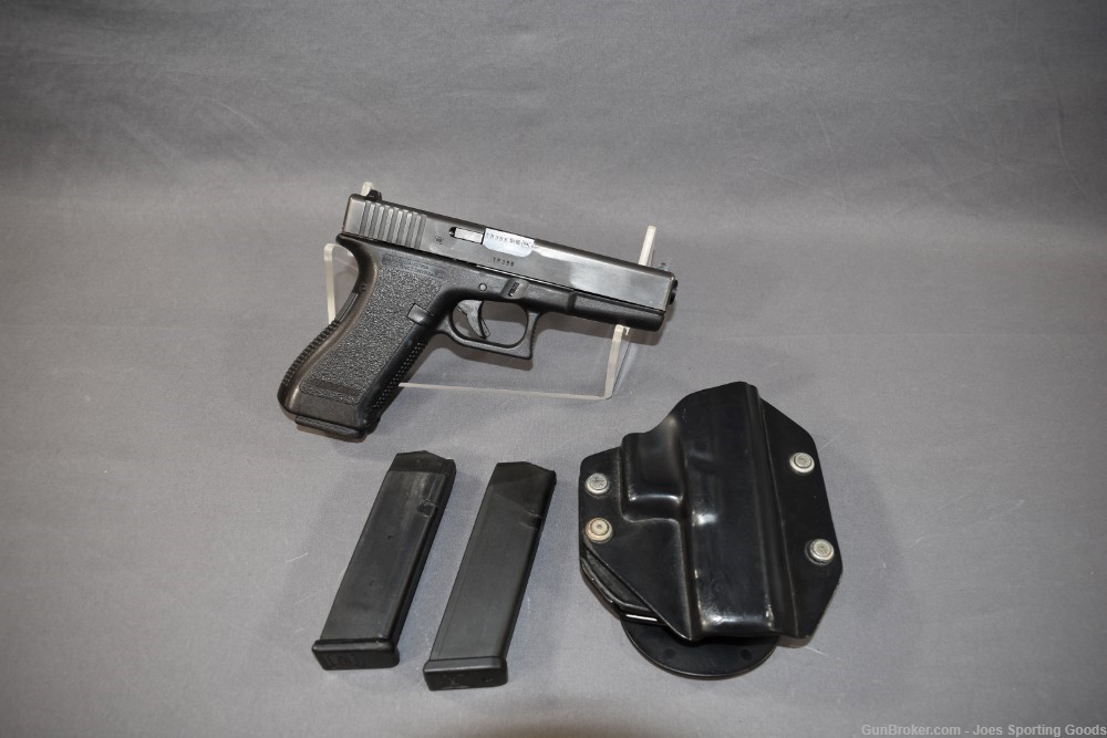 Glock 17 - 9mm Semi Automatic Pistol w/ 3 Magazines & Holster-img-0