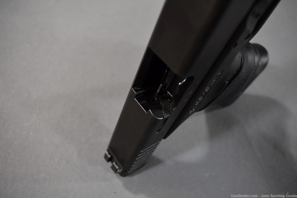 Glock 23 - .40 S&W Semi-Automatic Pistol w/ Factory Case & Hogue Grip-img-15