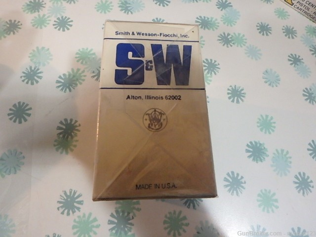 FULL WHITE 12 GA SMITH AND WESSON BOX NO 6 SHOT-clean one-img-4