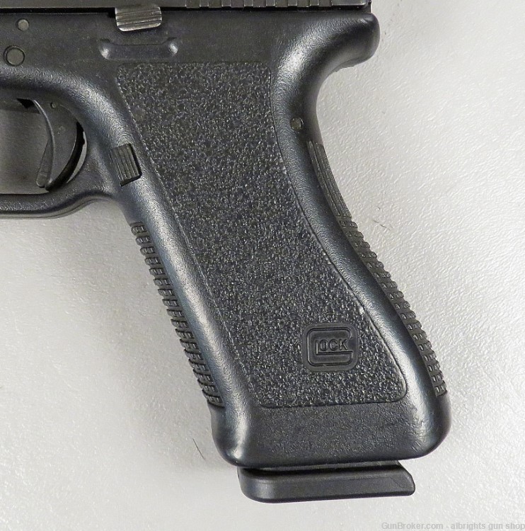 GLOCK G22 40 Caliber Semi Auto Pistol with 2 10 Round Magazines G 22 NICE-img-4
