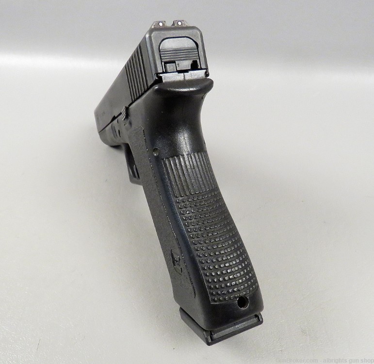 GLOCK G22 40 Caliber Semi Auto Pistol with 2 10 Round Magazines G 22 NICE-img-29