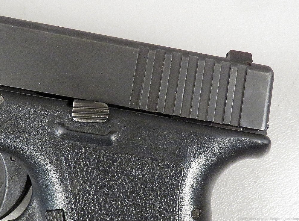 GLOCK G22 40 Caliber Semi Auto Pistol with 2 10 Round Magazines G 22 NICE-img-6