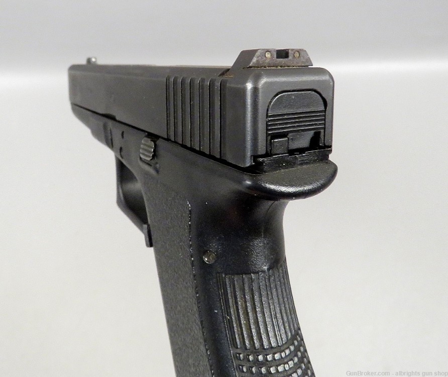 GLOCK G22 40 Caliber Semi Auto Pistol with 2 10 Round Magazines G 22 NICE-img-14