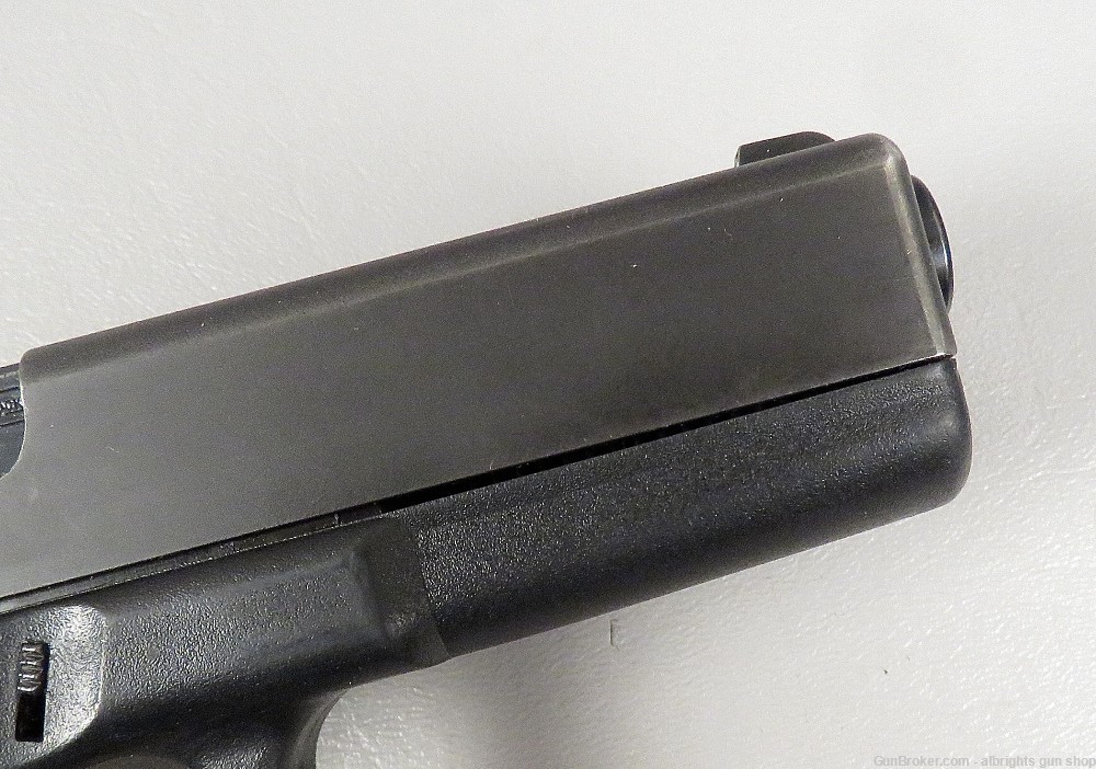 GLOCK G22 40 Caliber Semi Auto Pistol with 2 10 Round Magazines G 22 NICE-img-11