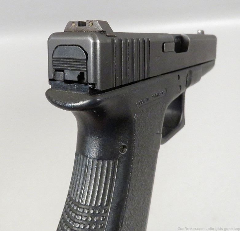 GLOCK G22 40 Caliber Semi Auto Pistol with 2 10 Round Magazines G 22 NICE-img-15