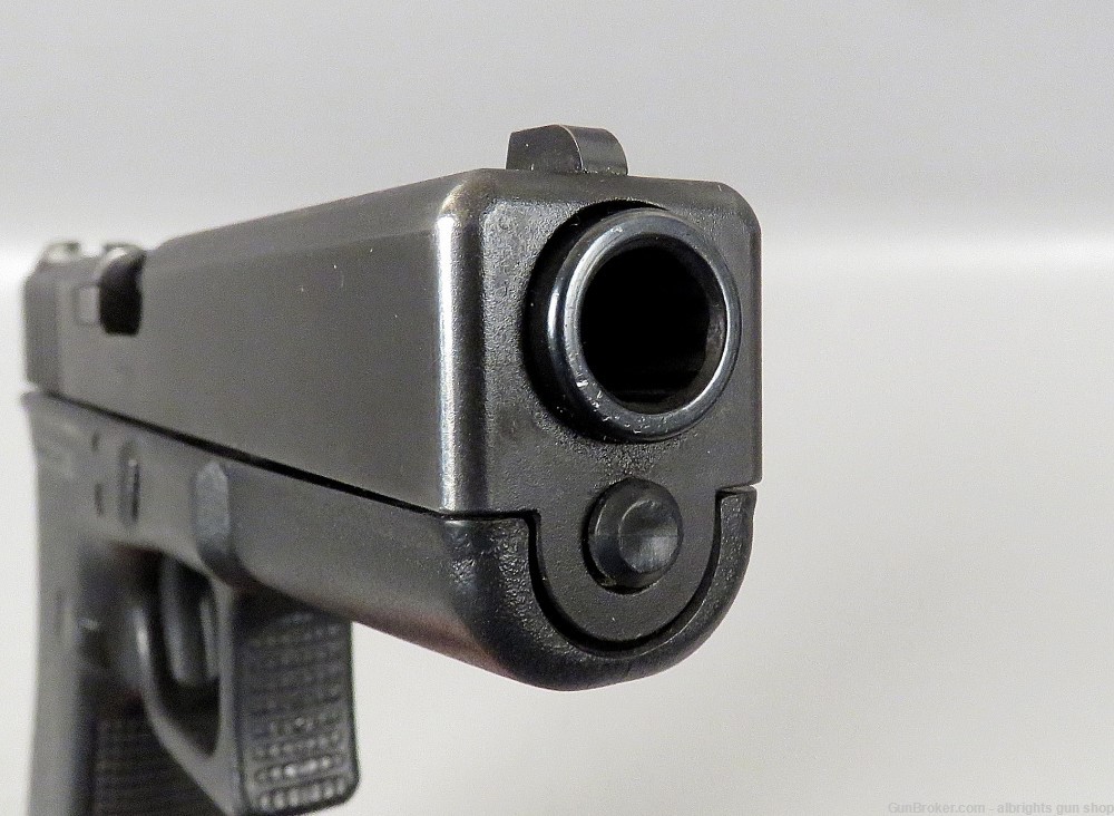 GLOCK G22 40 Caliber Semi Auto Pistol with 2 10 Round Magazines G 22 NICE-img-13