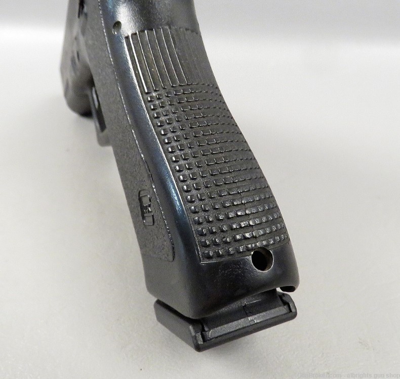 GLOCK G22 40 Caliber Semi Auto Pistol with 2 10 Round Magazines G 22 NICE-img-28