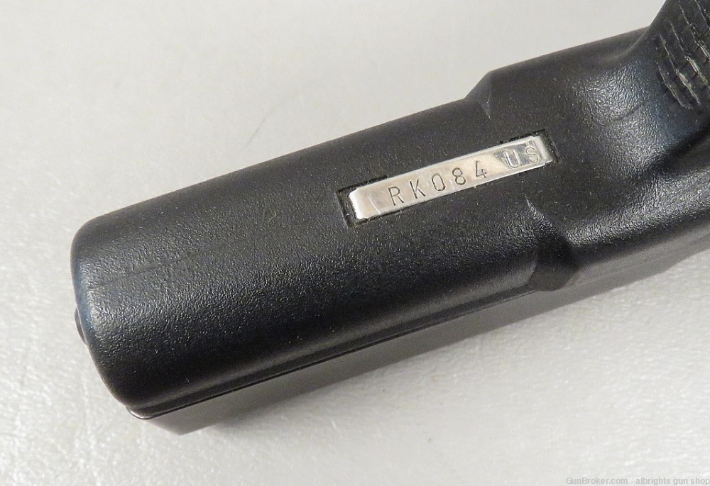 GLOCK G22 40 Caliber Semi Auto Pistol with 2 10 Round Magazines G 22 NICE-img-24