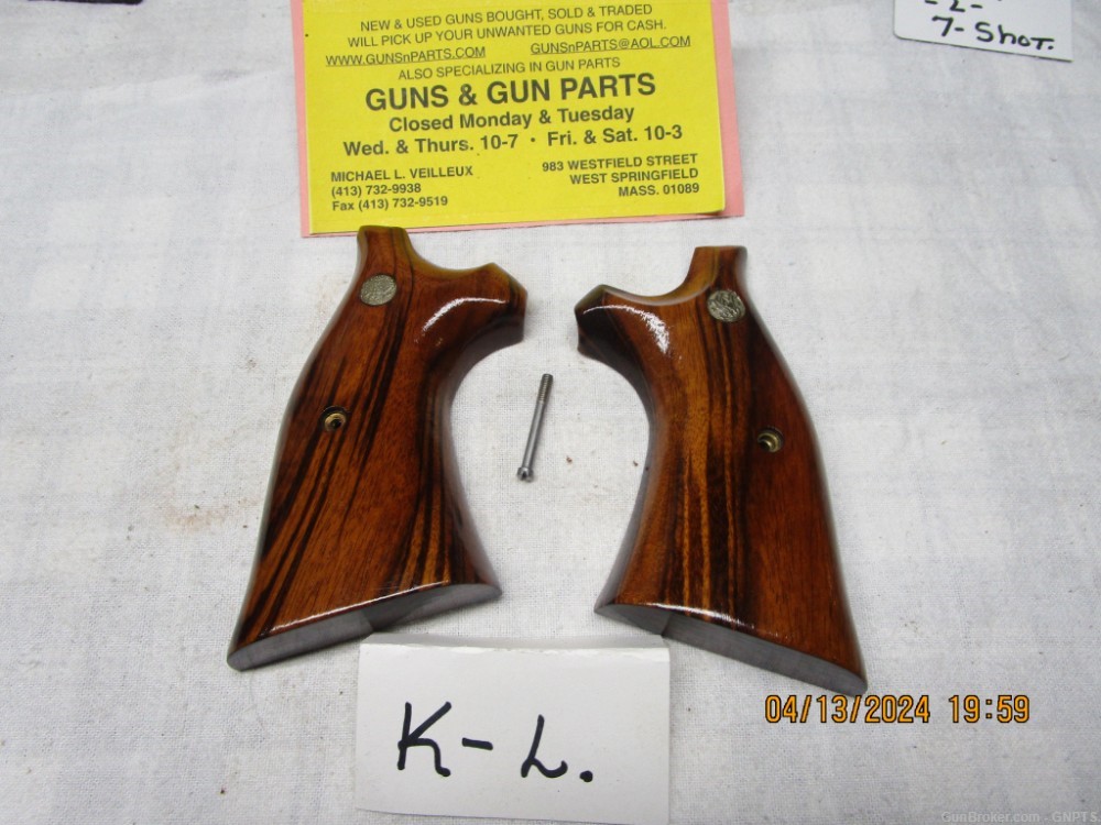 Smith & Wesson factory smooth target grips for a K & L frame square butt.-img-0