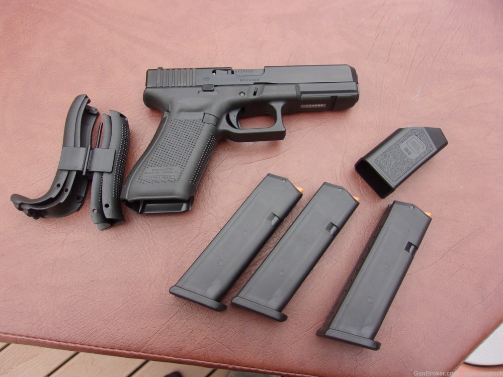 Glock 17 Gen 5 9mm 4.5" Semi Auto Pistol 99.9% Maybe Unfired $1START-img-2