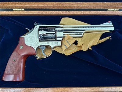 S&W Revolver .44 mag chrome engraved limited edition