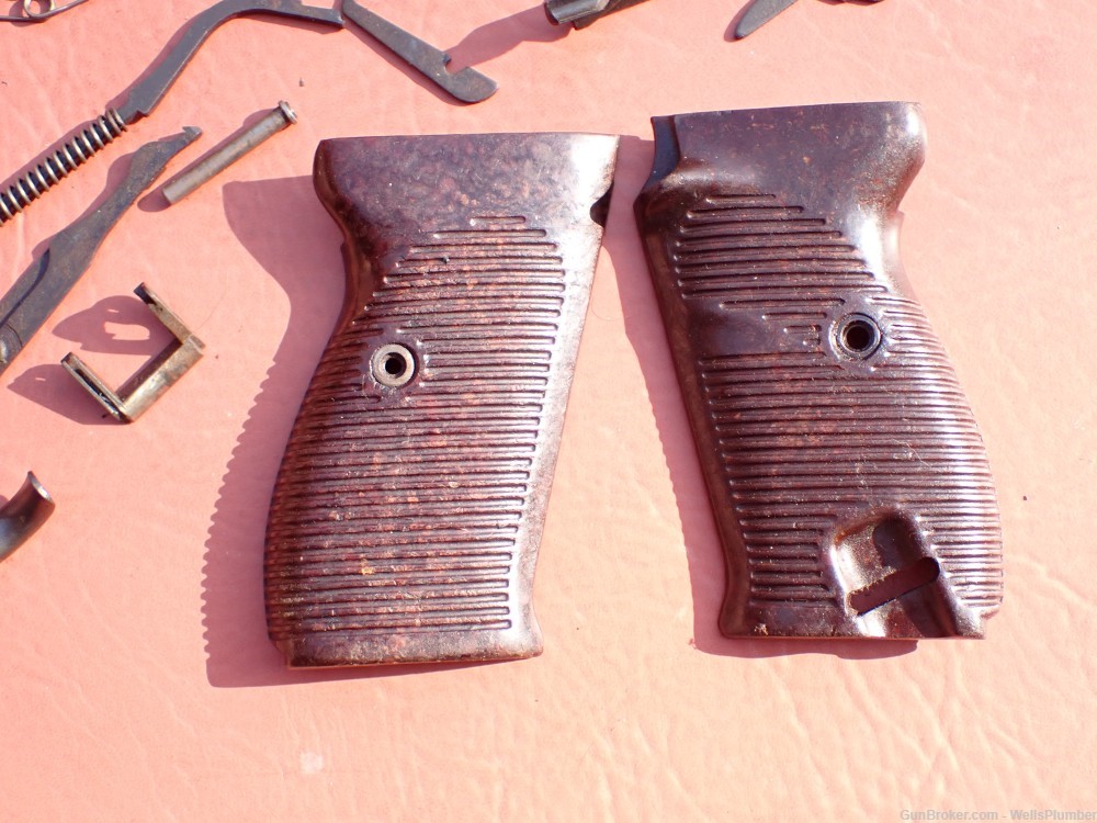 GERMAN WWII P38 MAUSER BYF 44 ORIGINAL 9MM FACTORY PARTS-img-30