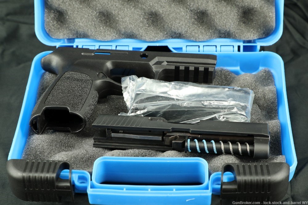 Sig Sauer P250 .40 S&W Semi-Auto Pistol w/ 9mm & .45 ACP Conversion Kits-img-68