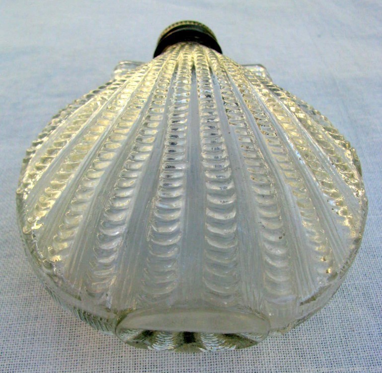 MINTY UNUSUAL ANTIQUE SHELL PATTERN VICTORIAN POCKET WHISKEY/SPIRITS FLASK-img-2