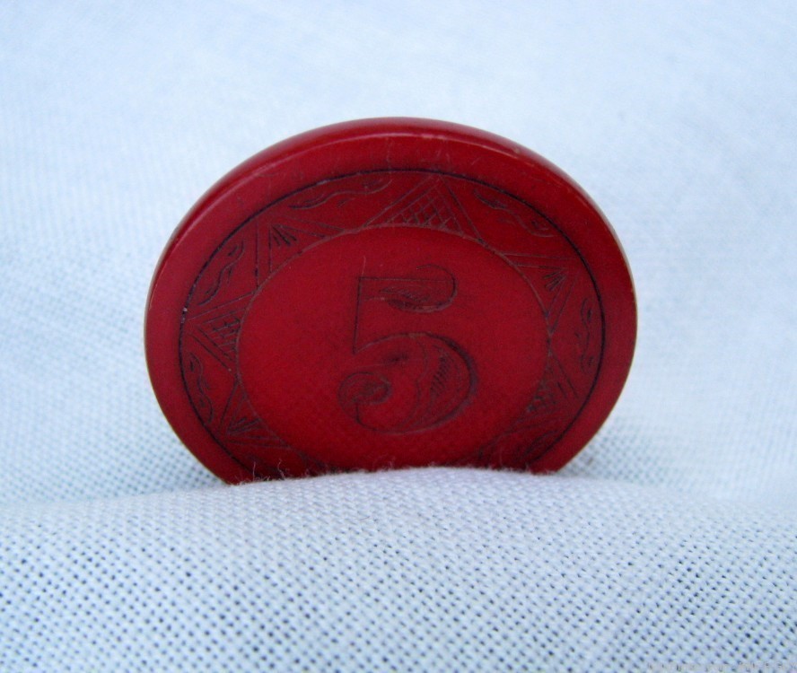 FINE ANTIQUE AMERICAN UNUSUAL $5 ALL RED COLORED POKER CHIP-img-6