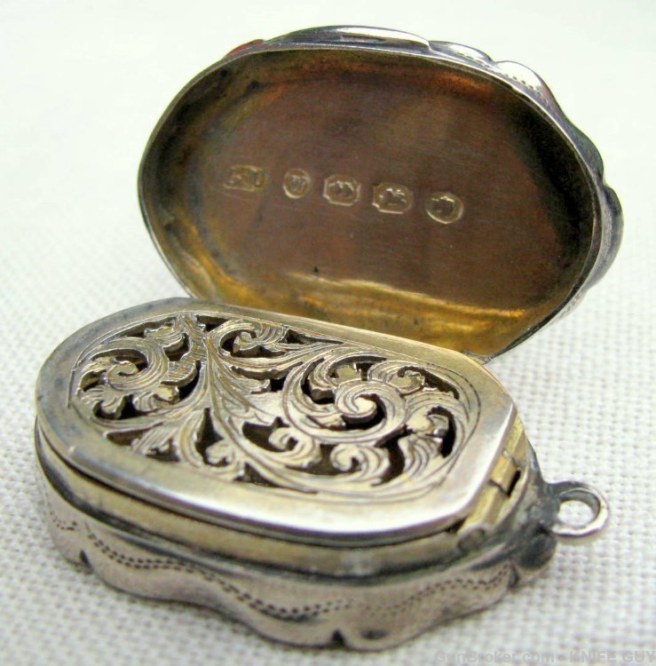 FINE STERLING GOLD GILDED ENGRAVED FANCY SMALL SCENT BOX DATED 1871-img-16