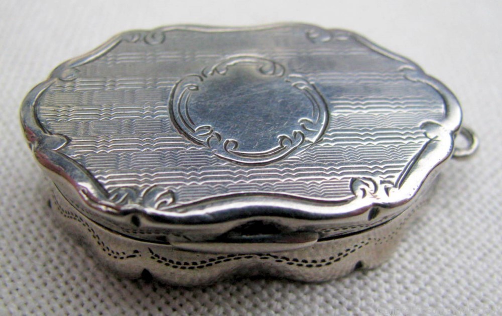FINE STERLING GOLD GILDED ENGRAVED FANCY SMALL SCENT BOX DATED 1871-img-7