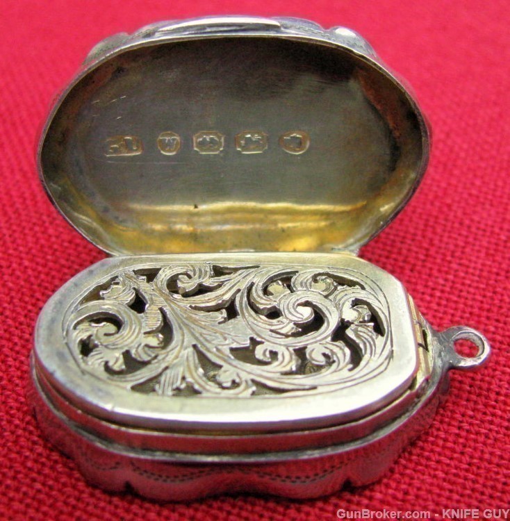 FINE STERLING GOLD GILDED ENGRAVED FANCY SMALL SCENT BOX DATED 1871-img-5