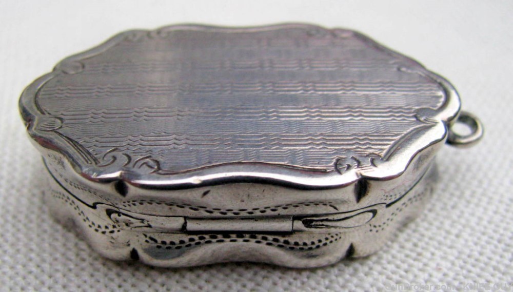 FINE STERLING GOLD GILDED ENGRAVED FANCY SMALL SCENT BOX DATED 1871-img-6
