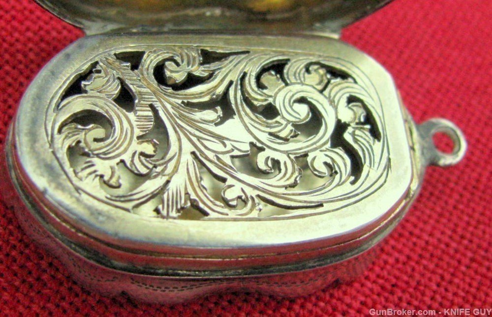 FINE STERLING GOLD GILDED ENGRAVED FANCY SMALL SCENT BOX DATED 1871-img-9