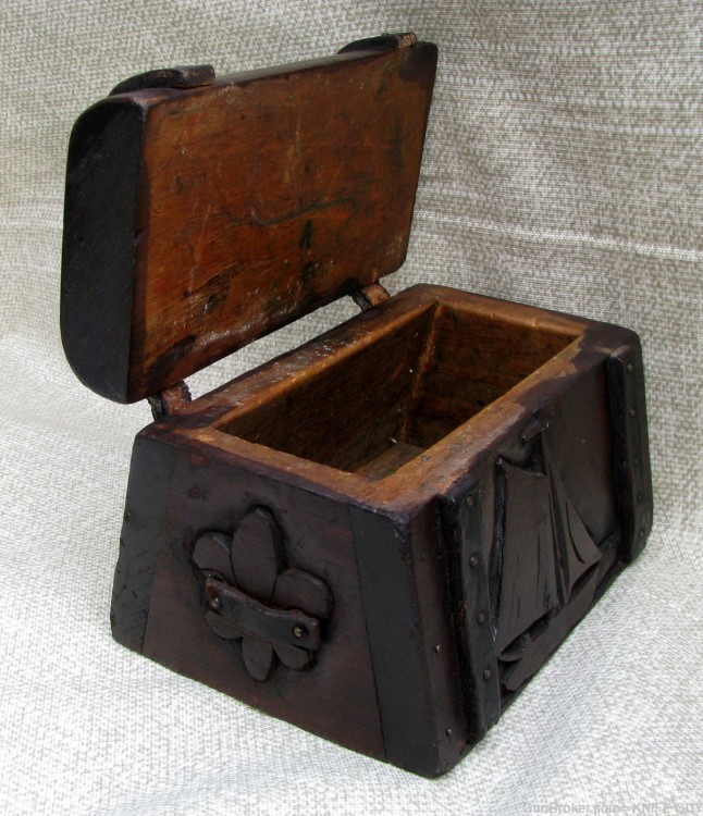 1800s HAND CARVED FOLKART NAUTICAL SMALL SIZE SAILORS DITTY BOX / SEA CHEST-img-9