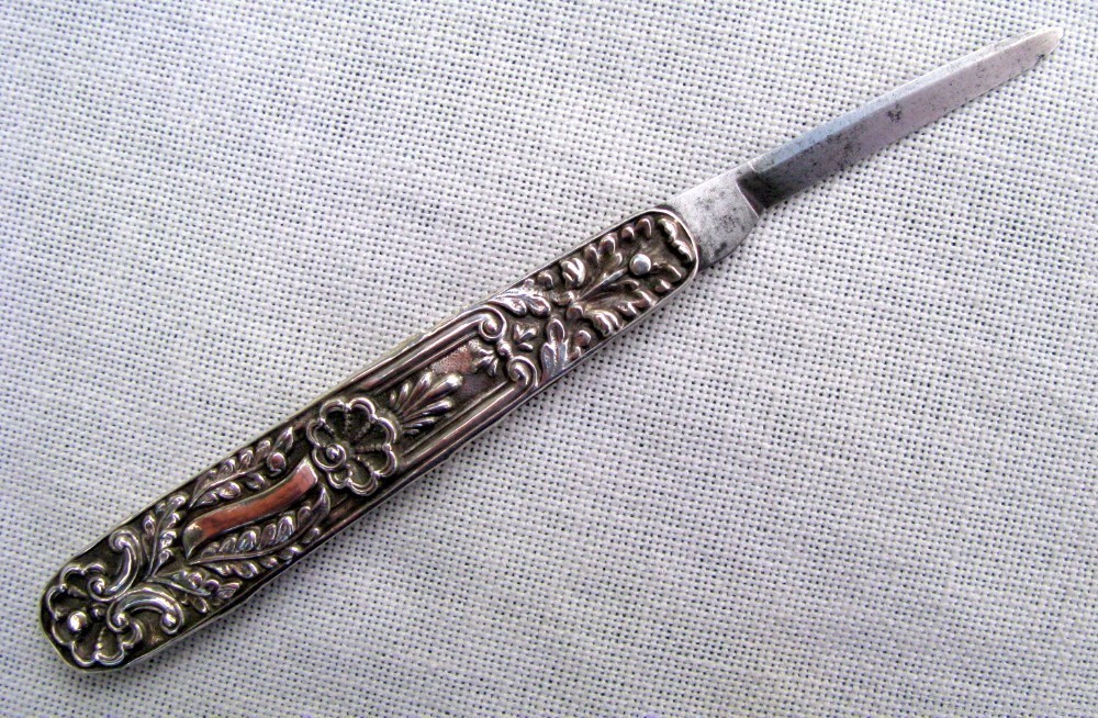 ANTIQUE SILVER MOUNTED INSCRIBED 1830s LADIES QUILL & SEWING KNIFE + POUCH-img-5