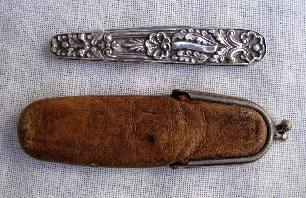 ANTIQUE SILVER MOUNTED INSCRIBED 1830s LADIES QUILL & SEWING KNIFE + POUCH-img-2