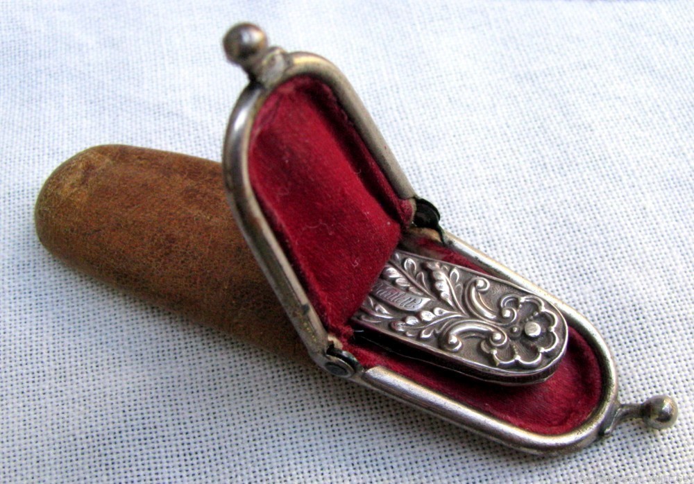 ANTIQUE SILVER MOUNTED INSCRIBED 1830s LADIES QUILL & SEWING KNIFE + POUCH-img-1