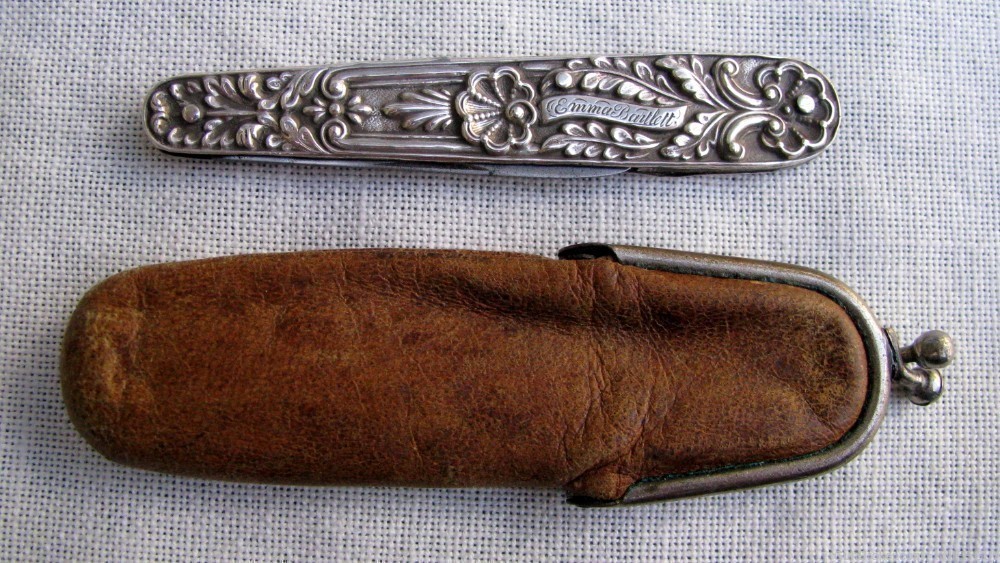 ANTIQUE SILVER MOUNTED INSCRIBED 1830s LADIES QUILL & SEWING KNIFE + POUCH-img-3