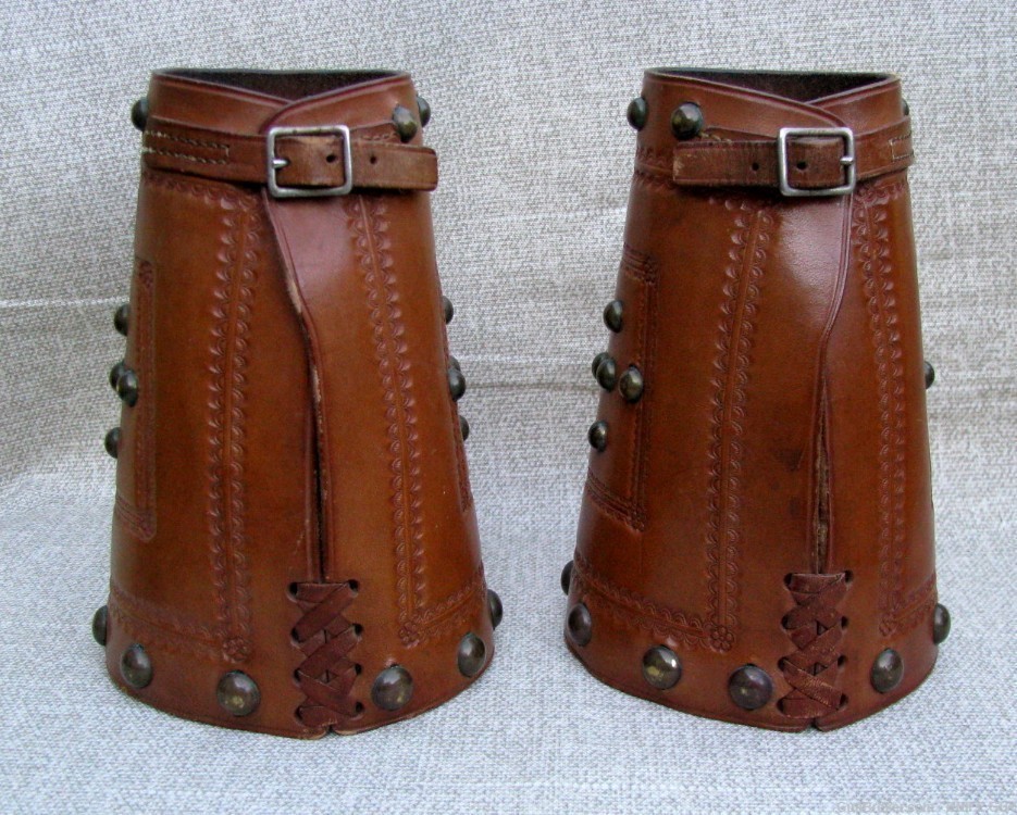 ANTIQUE MINT MANS FULL SIZED EARLY STYLE HIGH QUALITY STUDDED COWBOY CUFFS-img-1