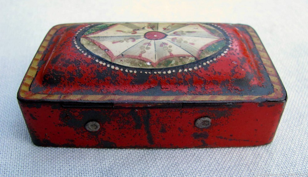 SMALL ANTIQUE 1800s HAND PAINTED FOLKART RED TIN TOLEWARE POCKET SNUFF BOX-img-0