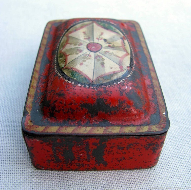 SMALL ANTIQUE 1800s HAND PAINTED FOLKART RED TIN TOLEWARE POCKET SNUFF BOX-img-2