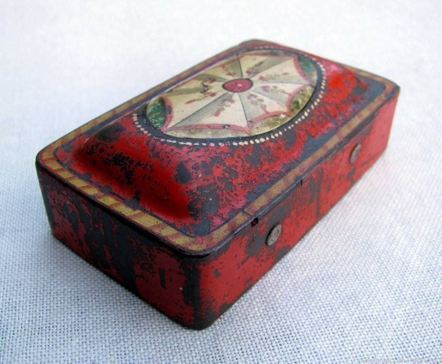 SMALL ANTIQUE 1800s HAND PAINTED FOLKART RED TIN TOLEWARE POCKET SNUFF BOX-img-8
