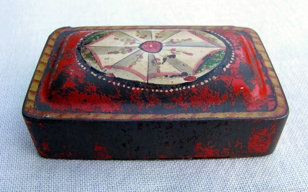 SMALL ANTIQUE 1800s HAND PAINTED FOLKART RED TIN TOLEWARE POCKET SNUFF BOX-img-10