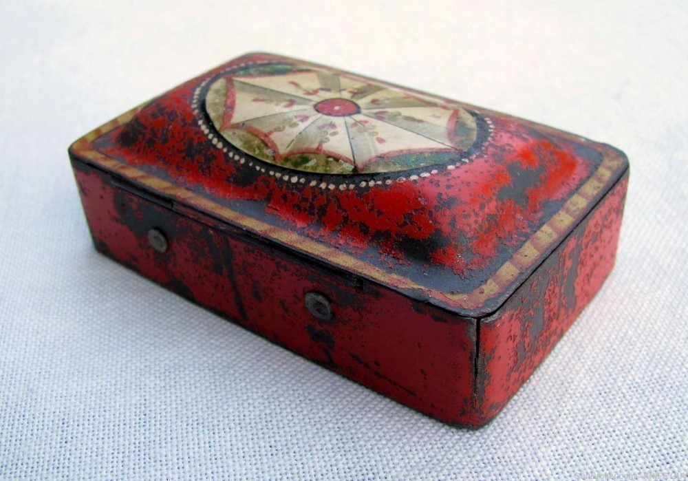 SMALL ANTIQUE 1800s HAND PAINTED FOLKART RED TIN TOLEWARE POCKET SNUFF BOX-img-11