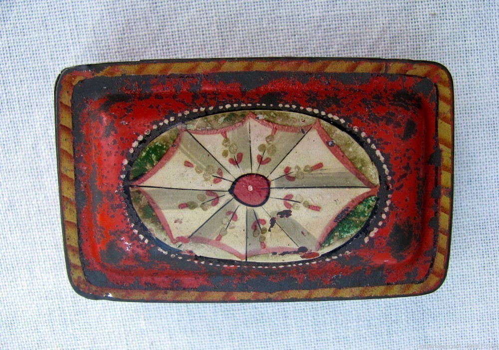 SMALL ANTIQUE 1800s HAND PAINTED FOLKART RED TIN TOLEWARE POCKET SNUFF BOX-img-4