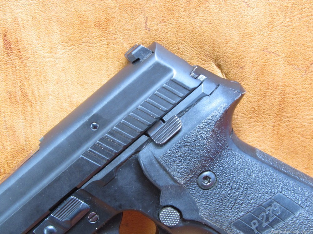 Sig Sauer P229 40 S&W Semi Auto Pistol 3x 12 RD Mags-img-8