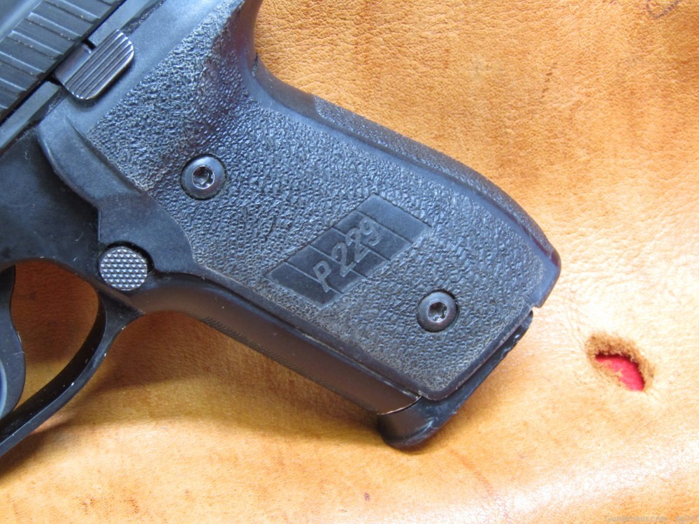 Sig Sauer P229 40 S&W Semi Auto Pistol 3x 12 RD Mags-img-7