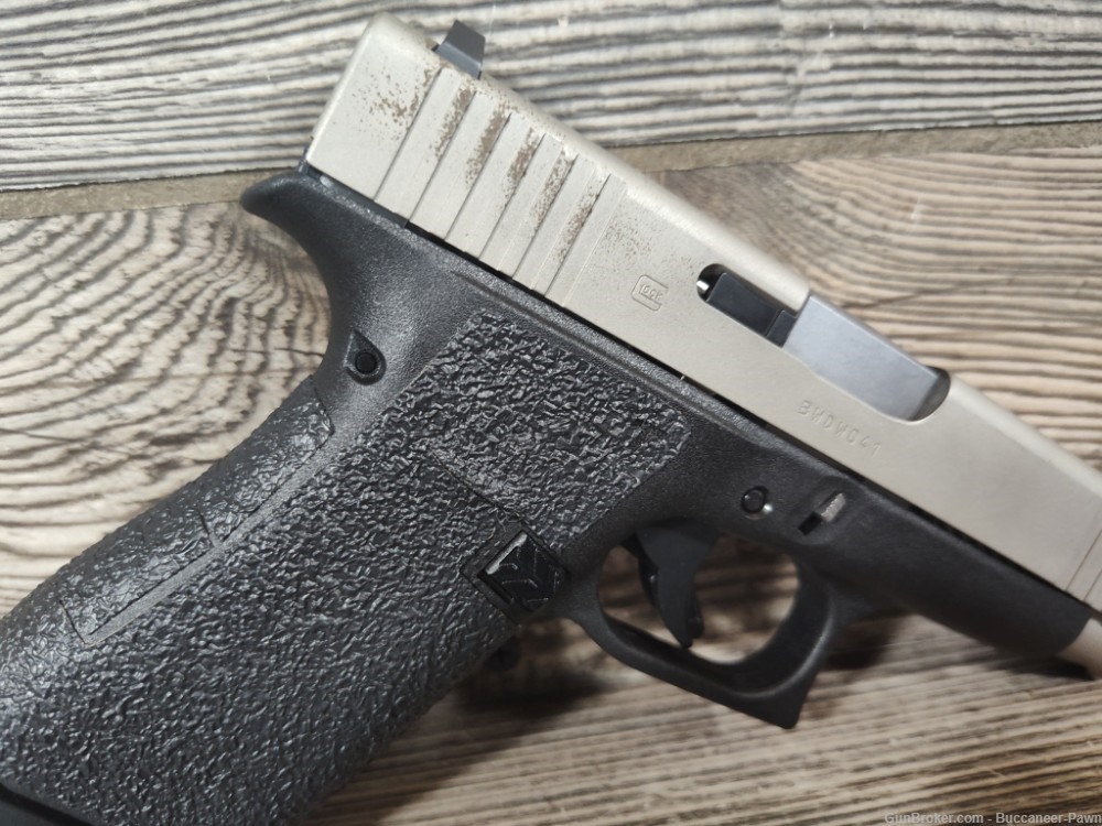 Glock 48 9mm Bi-Tone Stainless & Black with One Mag & Textured Grip!-img-16