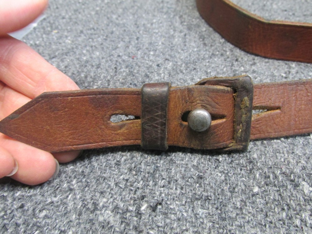 ORIGINAL WWII GERMAN 98K MAUSER LEATHER RIFLE SLING THAT IS FULL LENGTH-img-1