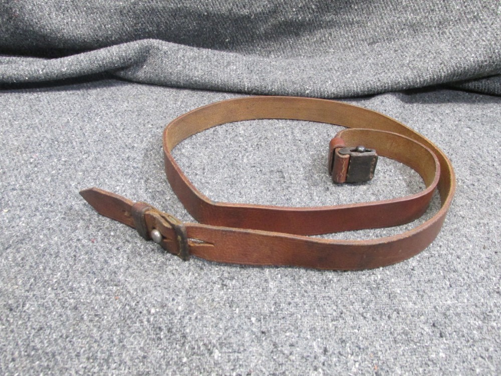 ORIGINAL WWII GERMAN 98K MAUSER LEATHER RIFLE SLING THAT IS FULL LENGTH-img-0