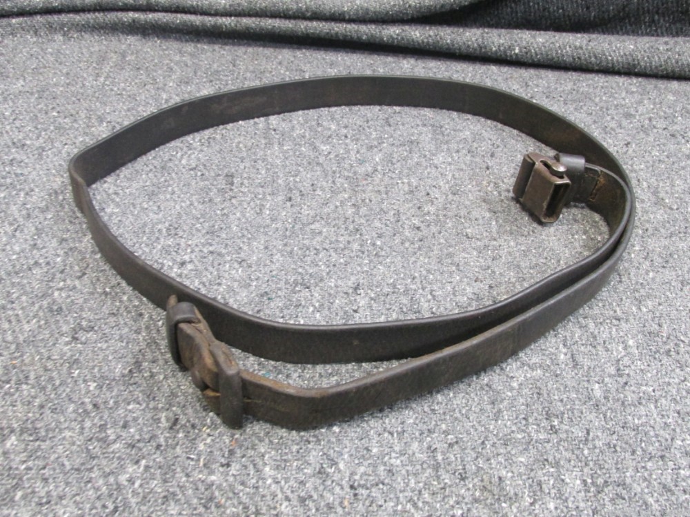 ORIGINAL WWII GERMAN 98K MAUSER LEATHER RIFLE SLING THAT IS COMPLETE-img-0