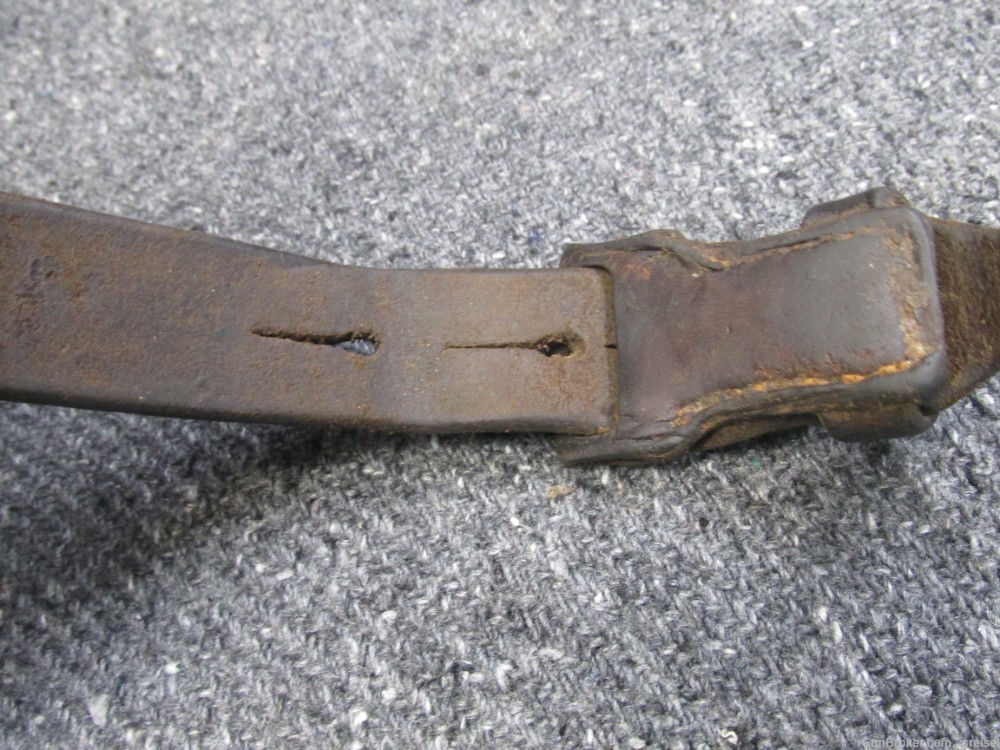 ORIGINAL WWII GERMAN 98K MAUSER LEATHER RIFLE SLING THAT IS COMPLETE-img-2