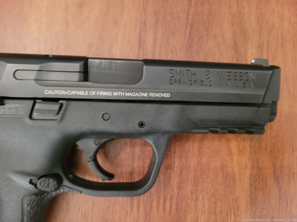 Smith & Wesson M&P40 w/ 2 Mags - Almost New-img-8