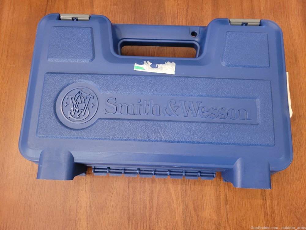 Smith & Wesson M&P40 w/ 2 Mags - Almost New-img-13