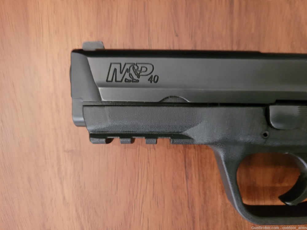 Smith & Wesson M&P40 w/ 2 Mags - Almost New-img-2