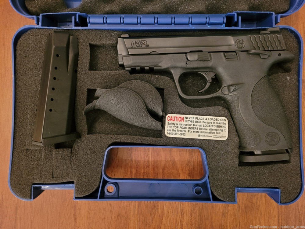 Smith & Wesson M&P40 w/ 2 Mags - Almost New-img-0