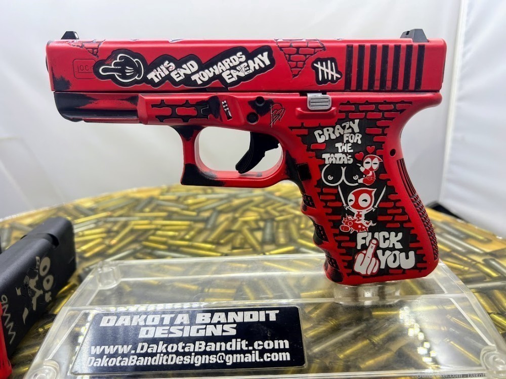 Glock 19 15rd Deadpool Battleworn Engraved and w/ Custom Case-img-11
